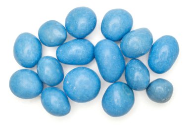 Şekerli fındık dragee beyaz izole