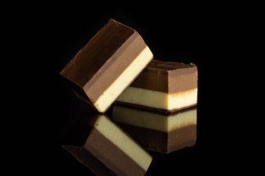 Siyah cam üzerine izole iki renk nougat