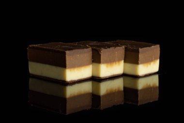 Siyah cam üzerine izole iki renk nougat