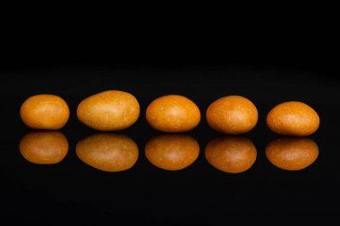 Şekerli fındık dragee siyah cam izole