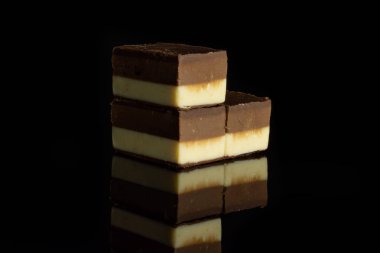 Siyah cam üzerine izole iki renk nougat