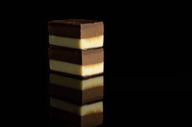 Siyah cam üzerine izole iki renk nougat