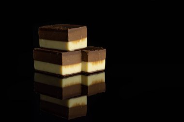 Siyah cam üzerine izole iki renk nougat