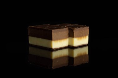 Siyah cam üzerine izole iki renk nougat