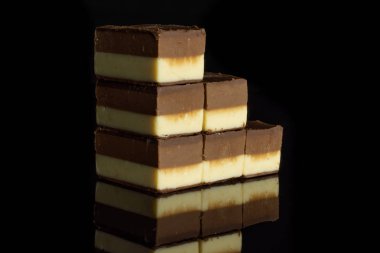 Siyah cam üzerine izole iki renk nougat