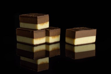 Siyah cam üzerine izole iki renk nougat