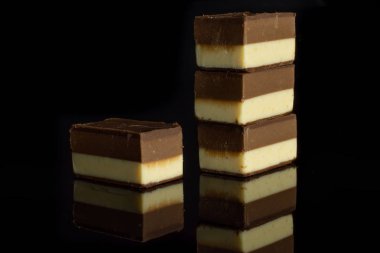 Siyah cam üzerine izole iki renk nougat