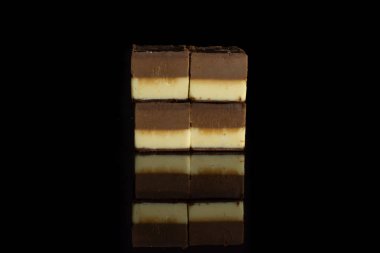 Siyah cam üzerine izole iki renk nougat