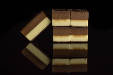 Siyah cam üzerine izole iki renk nougat