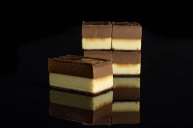 Siyah cam üzerine izole iki renk nougat