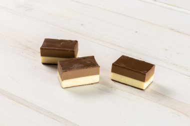 Gri ahşap üzerinde iki renk nougat