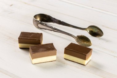 Gri ahşap üzerinde iki renk nougat