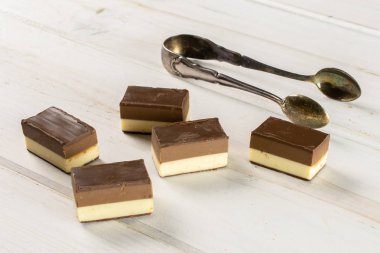 Gri ahşap üzerinde iki renk nougat