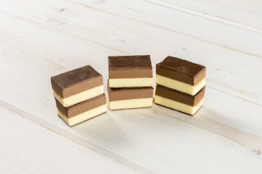 Gri ahşap üzerinde iki renk nougat