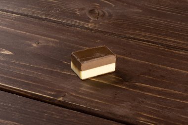 Kahverengi ahşap üzerinde iki renk nougat