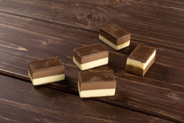 Kahverengi ahşap üzerinde iki renk nougat