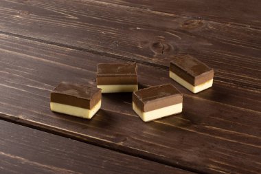 Kahverengi ahşap üzerinde iki renk nougat