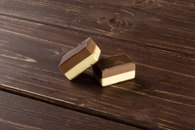 Kahverengi ahşap üzerinde iki renk nougat