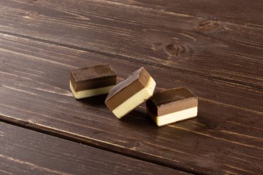 Kahverengi ahşap üzerinde iki renk nougat