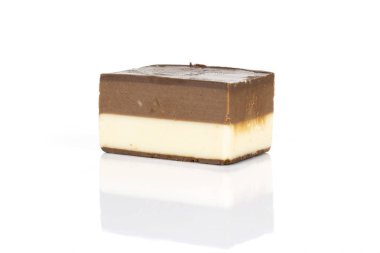 Beyaz üzerine izole edilmiş iki renk nougat