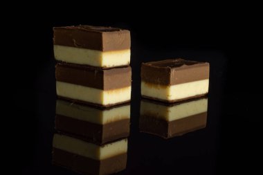 Siyah cam üzerine izole iki renk nougat