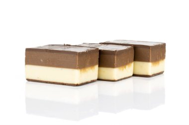 Beyaz üzerine izole edilmiş iki renk nougat