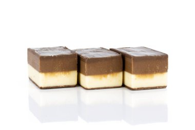 Beyaz üzerine izole edilmiş iki renk nougat