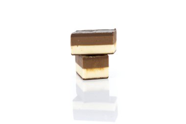 Beyaz üzerine izole edilmiş iki renk nougat
