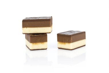 Beyaz üzerine izole edilmiş iki renk nougat