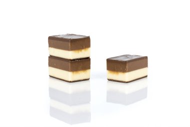 Beyaz üzerine izole edilmiş iki renk nougat