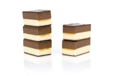 Beyaz üzerine izole edilmiş iki renk nougat