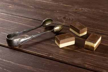 Kahverengi ahşap üzerinde iki renk nougat