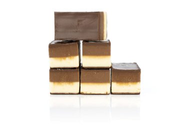 Beyaz üzerine izole edilmiş iki renk nougat