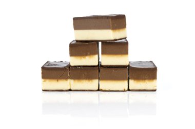 Beyaz üzerine izole edilmiş iki renk nougat