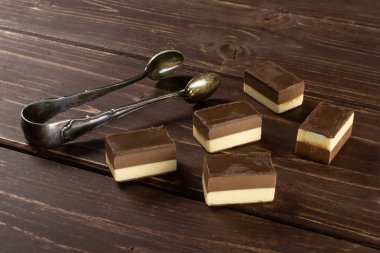 Kahverengi ahşap üzerinde iki renk nougat