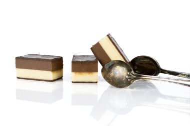 Beyaz üzerine izole edilmiş iki renk nougat