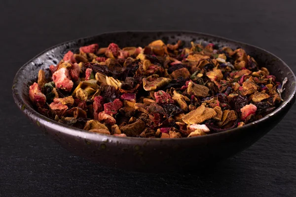 Gri taş üzerinde Lavander çilek çayı