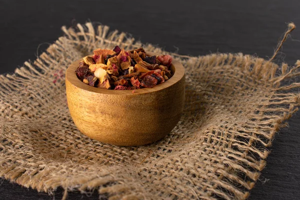 Gri taş üzerinde Lavander çilek çayı