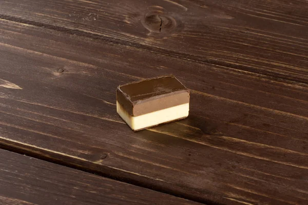 Kahverengi ahşap üzerinde iki renk nougat