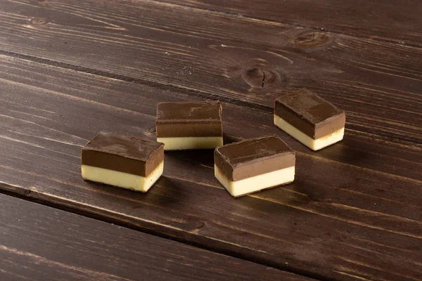 Kahverengi ahşap üzerinde iki renk nougat