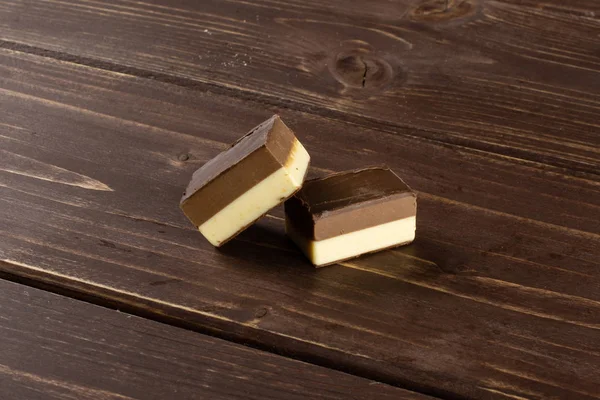 Kahverengi ahşap üzerinde iki renk nougat