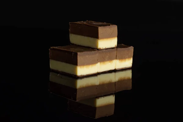 Twee kleuren Nougat geïsoleerd op zwart glas — Stockfoto