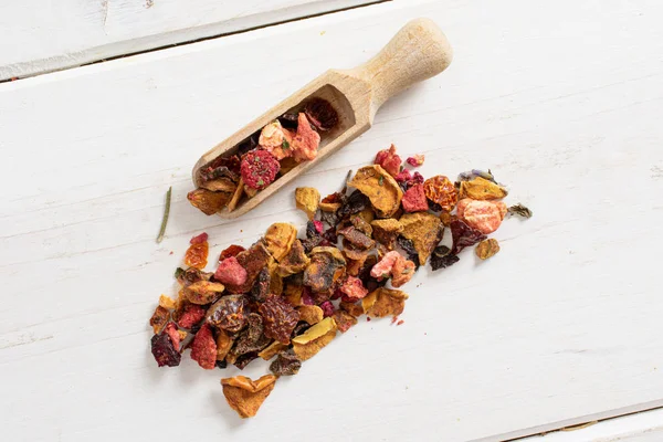 Лавандовый клубничный чай на серой древесине Стоковое Изображение