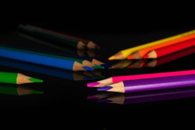 Siyah cam üzerine izole canlı renkli kalem