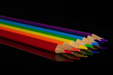 Siyah cam üzerine izole canlı renkli kalem