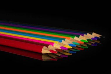 Siyah cam üzerine izole canlı renkli kalem