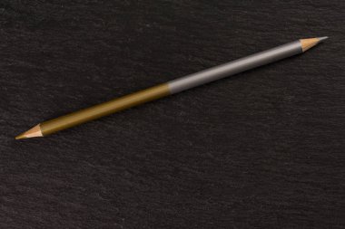 Gri taş üzerinde canlı renkli kalem