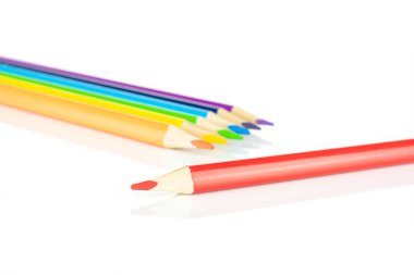 Canlı renkli kalem beyaz izole