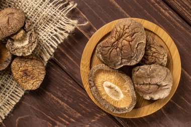 Kahverengi ahşap kuru shiitake mantar
