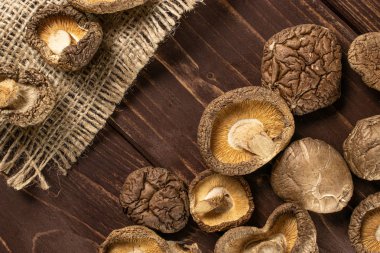 Kahverengi ahşap kuru shiitake mantar